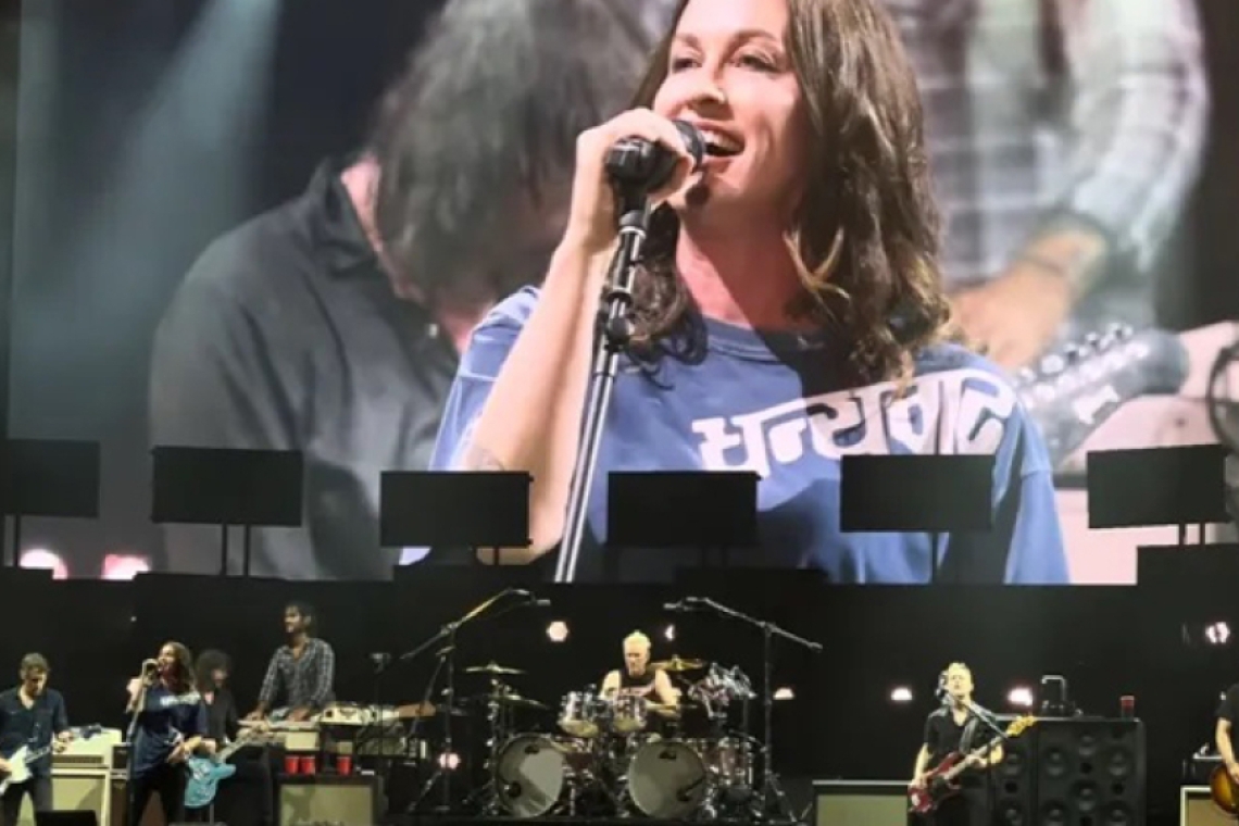 Foo Fighters - Alanis Morissette | Διασκευάζουν on stage το "Mandinka"