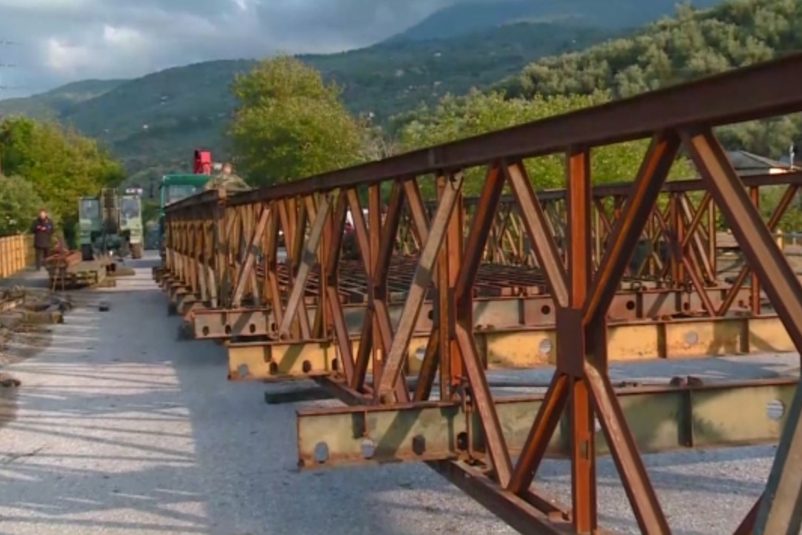Κακοκαιρία Daniel | Ο Στρατός στήνει γέφυρα - Επανενώνεται ο Βόλος με το Πήλιο