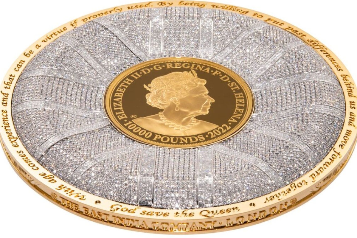 Ένα χρόνο μετά το θάνατό της, η Βασίλισσα Ελισάβετ τιμάται με ένα γιγάντιο νόμισμα
