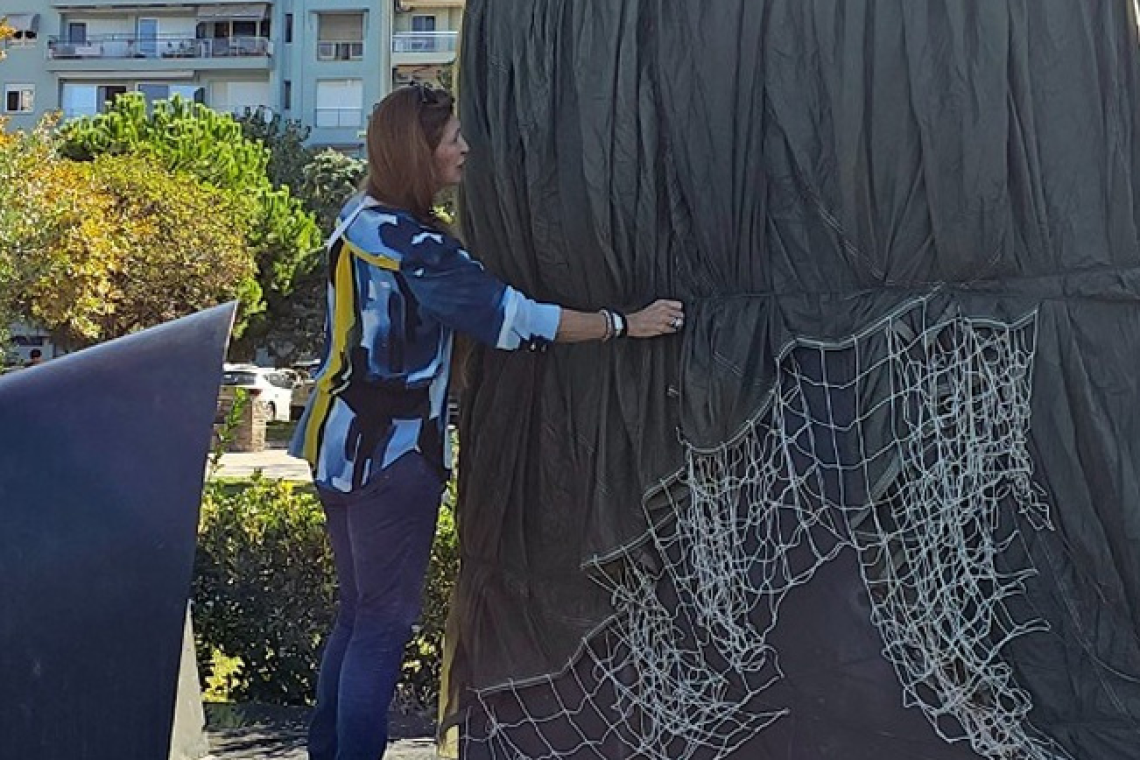 Θεσσαλονίκη | Η δημιουργός του Μνημείου Πεσόντων Αεροπόρων κάλυψε το έργο με αλεξίπτωτο