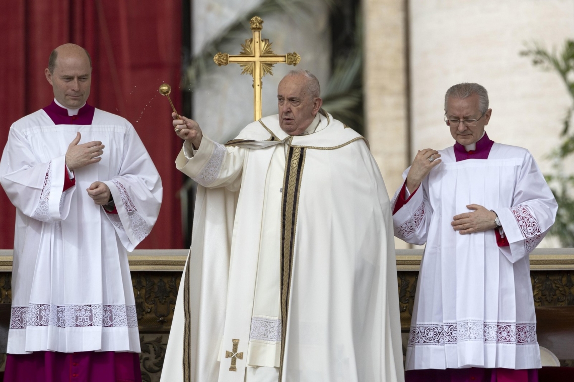 Ο Πάπας Φραγκίσκος δίνει πνοή ειρήνης στο μήνυμά του για το Καθολικό Πάσχα