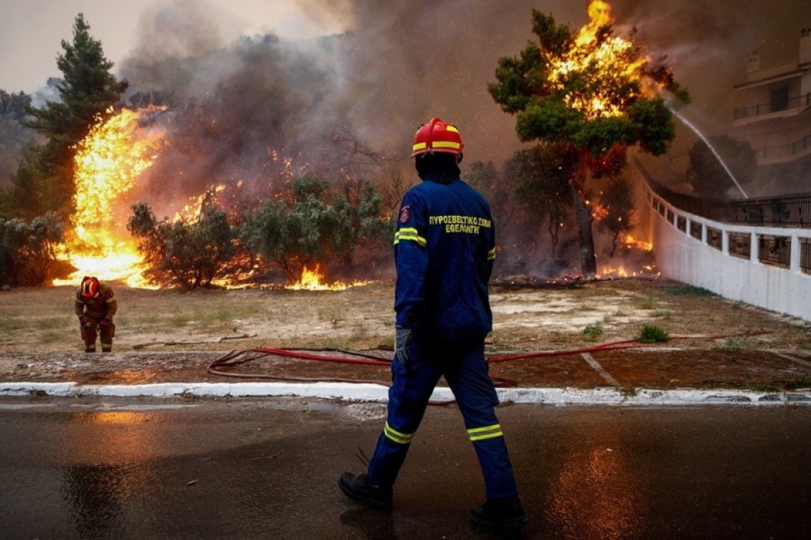 Φωτιά στη Βραυρώνα | Εναέρια μέσα ενισχύουν την επιχείρηση κατάσβεσης