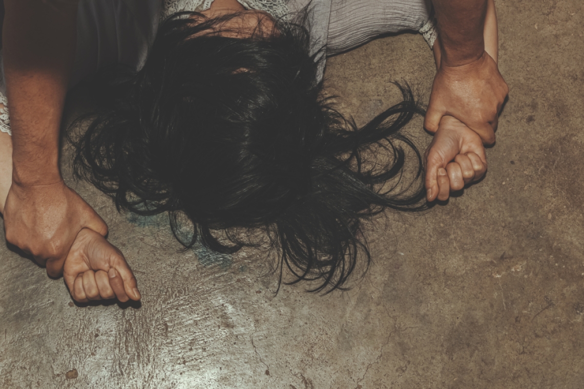 Ομόνοια | Σοκαριστικό περιστατικό απαγωγής και κακοποίησης – Την βρήκαν γυμνή, δεμένη χειροπόδαρα και μαχαιρωμένη